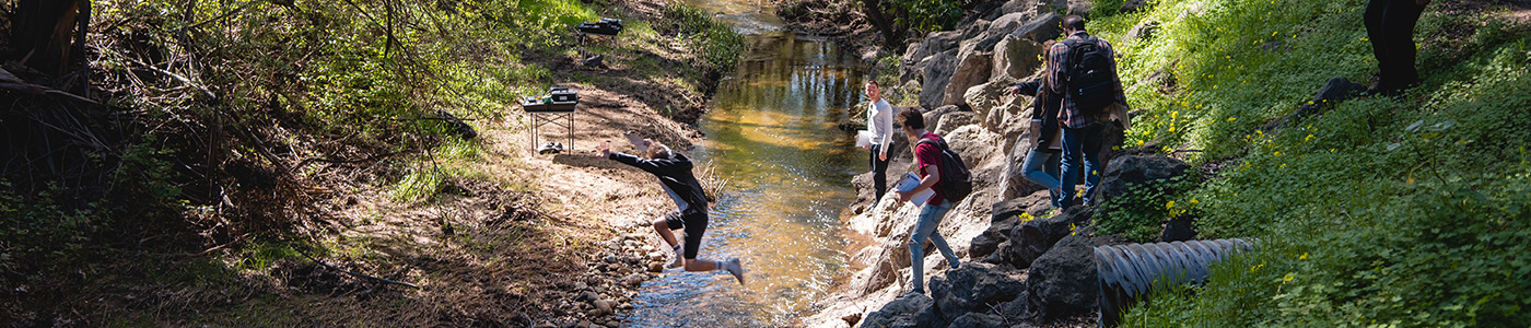 Students on field trip to Evans Creek